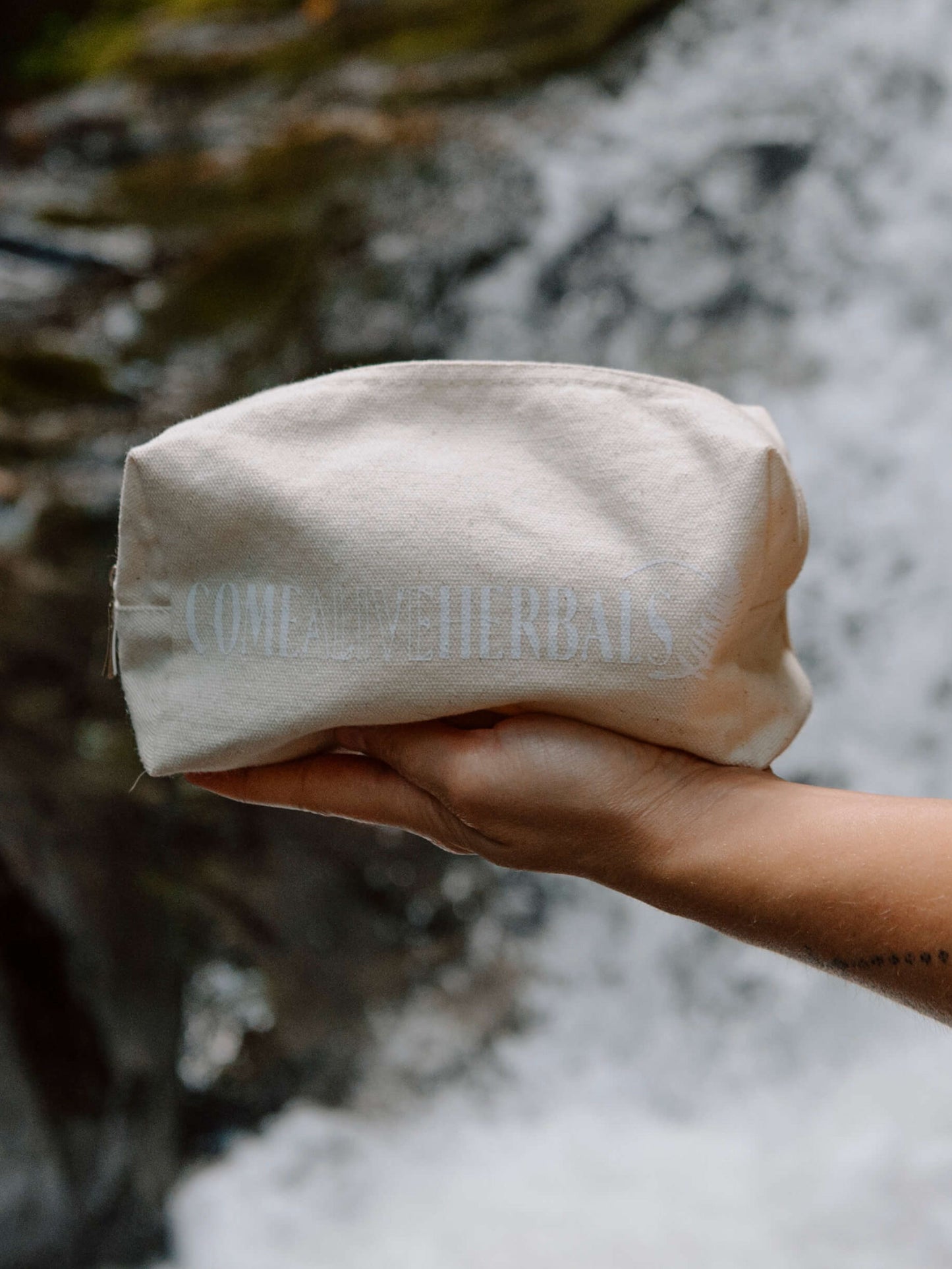 Crafted from 100% organic linen, this lightweight yet durable bag is designed to hold your self-care essentials with ease. Thoughtfully sized for everyday rituals and travel alike, it keeps your Ayurveda-inspired products organized wherever the journey leads—from weekend escapes to longer adventures.
Its minimalist design reflects a commitment to sustainability and intentional living, blending natural elegance with practical function. A simple way to carry your rituals with you, wherever you go.